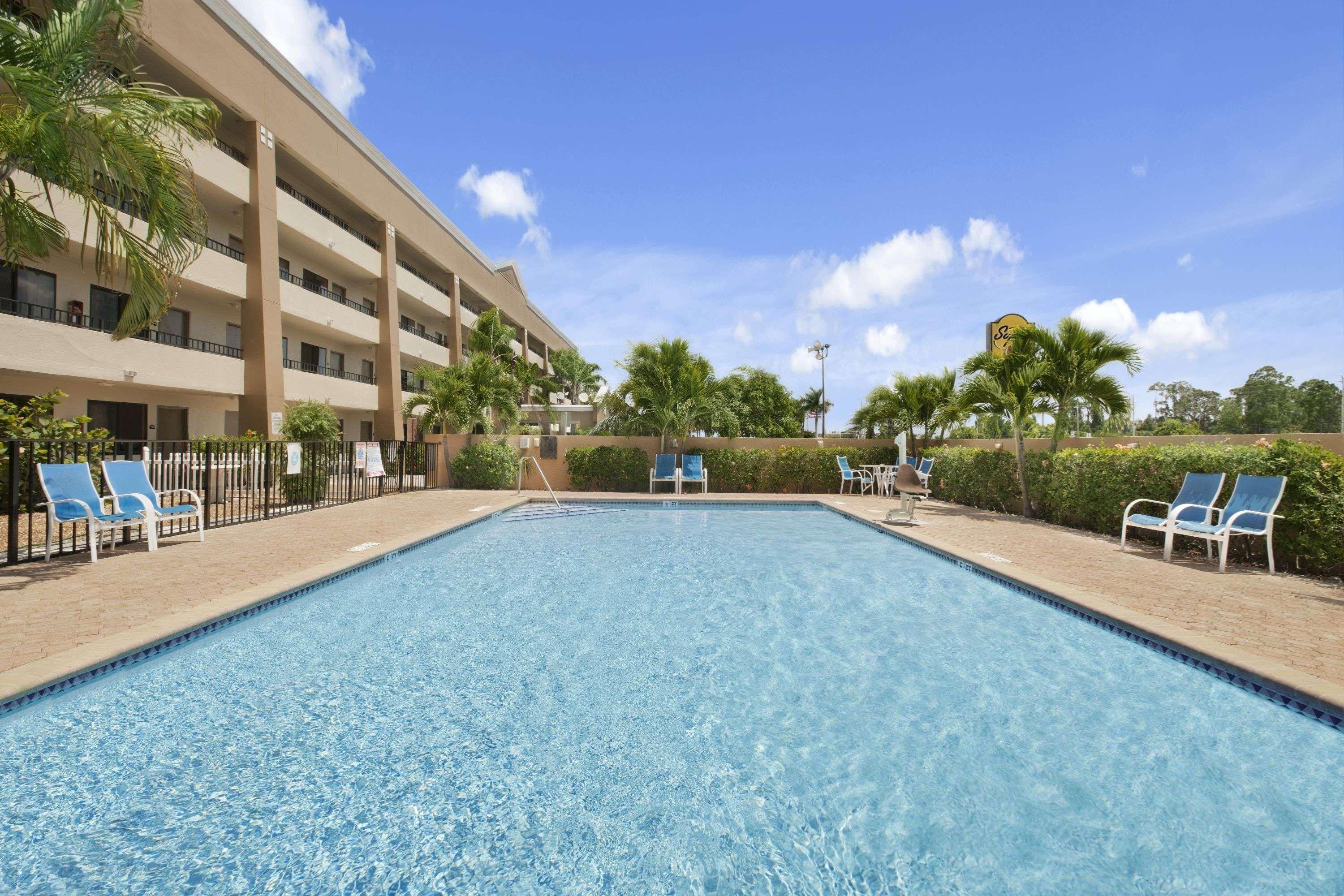 Super 8 By Wyndham Fort Myers Eksteriør bilde