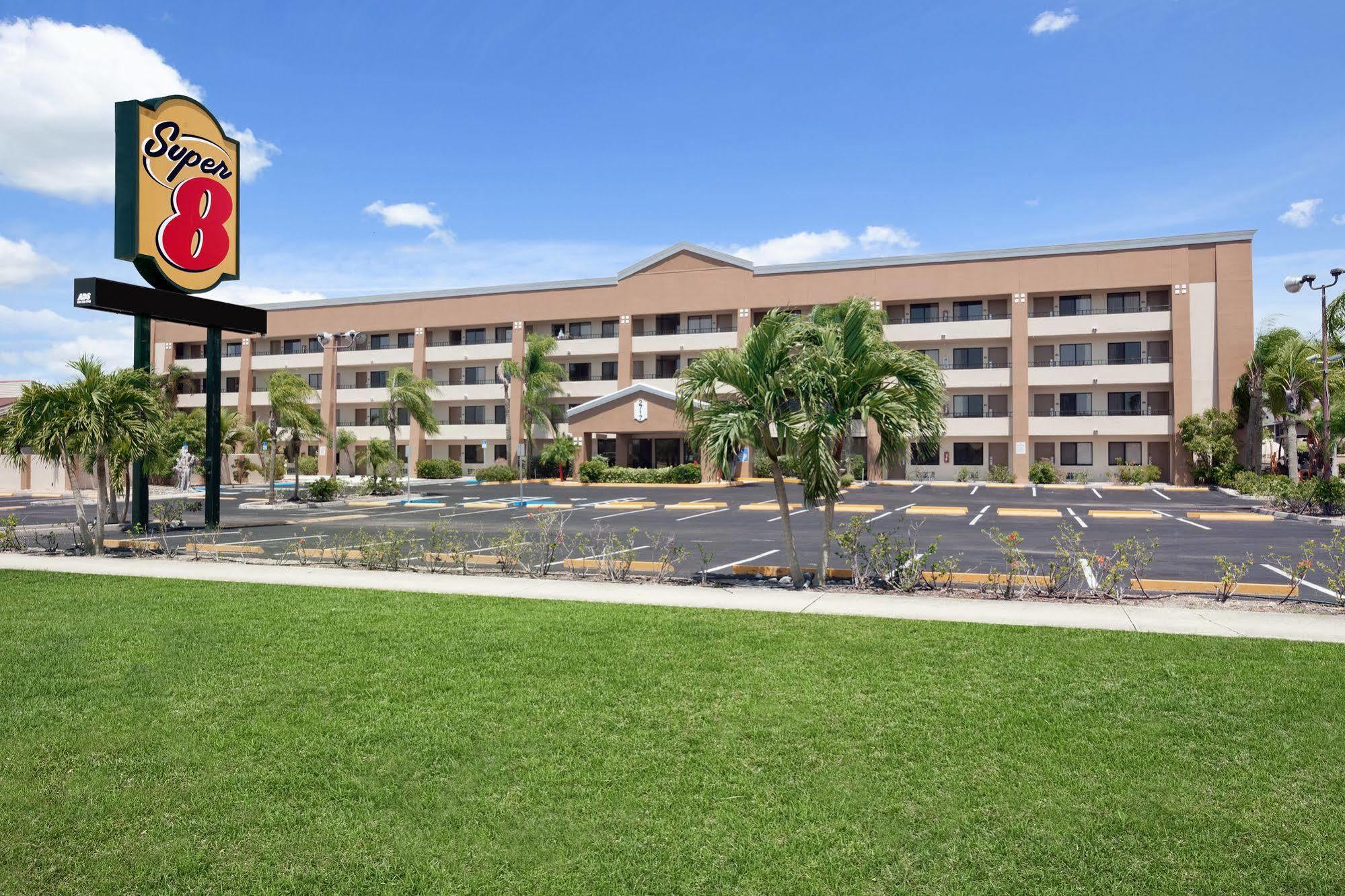 Super 8 By Wyndham Fort Myers Eksteriør bilde