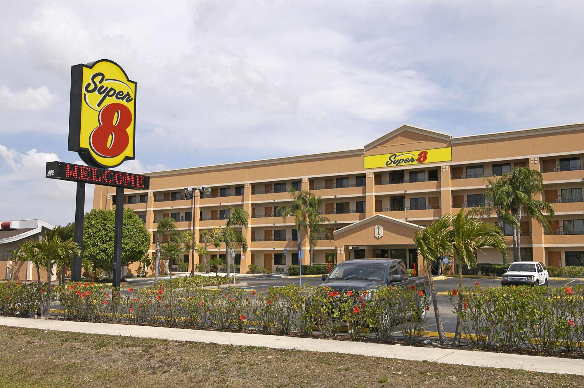 Super 8 By Wyndham Fort Myers Eksteriør bilde