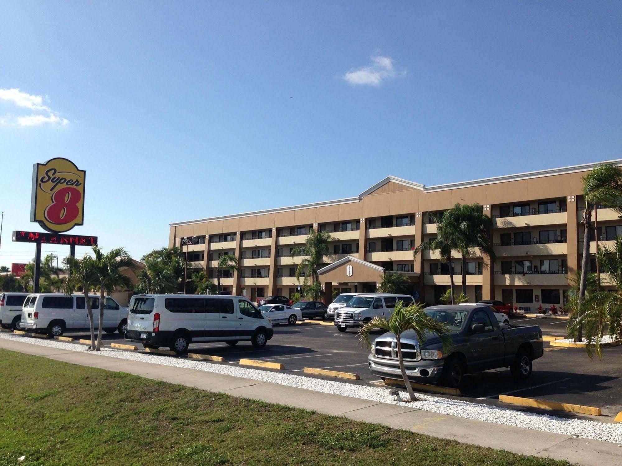 Super 8 By Wyndham Fort Myers Eksteriør bilde