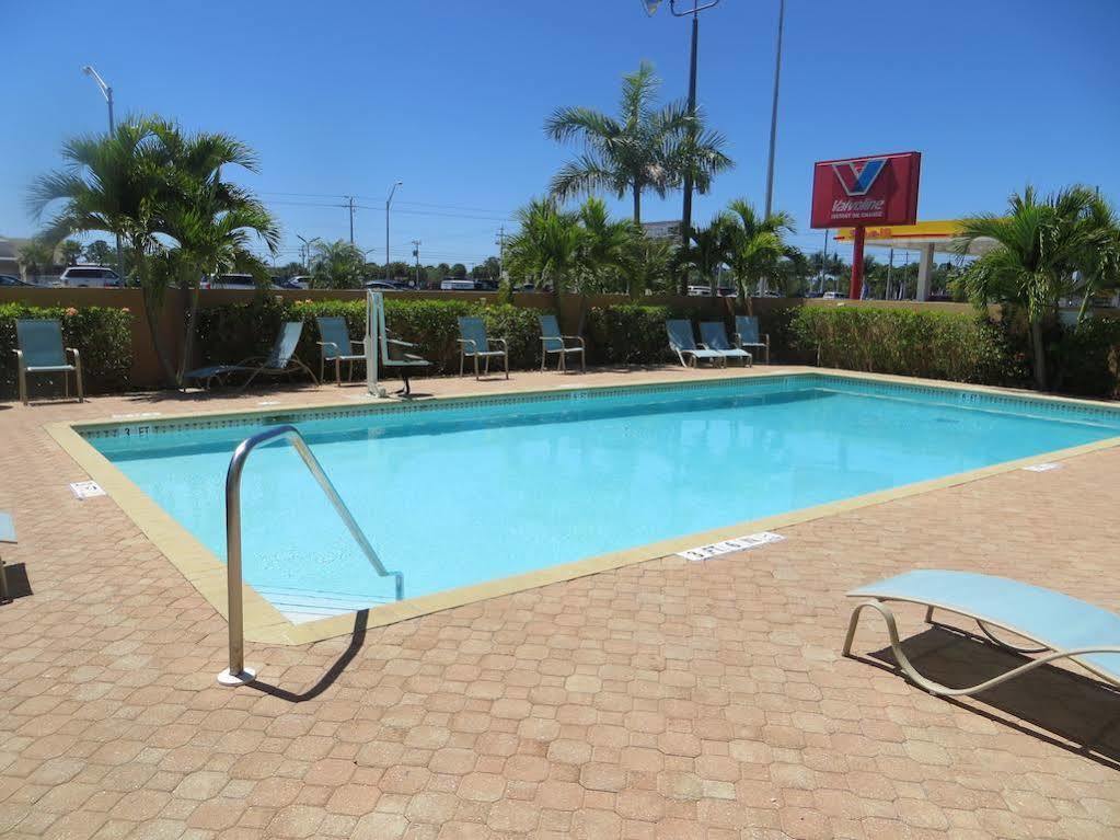 Super 8 By Wyndham Fort Myers Eksteriør bilde