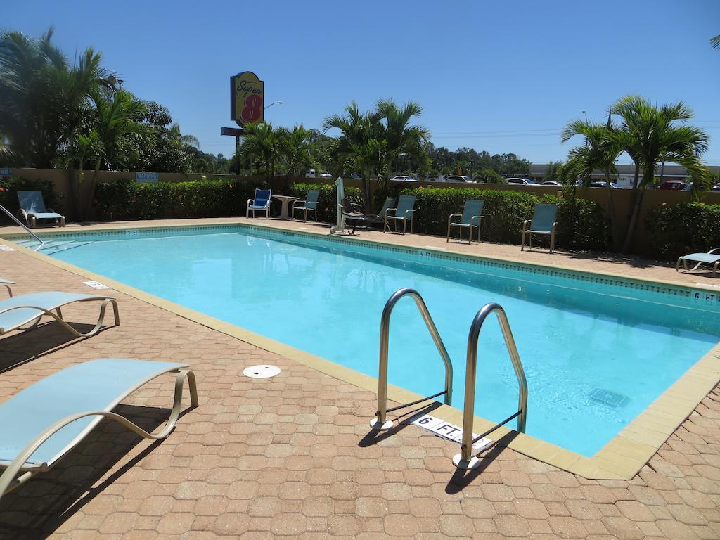 Super 8 By Wyndham Fort Myers Eksteriør bilde