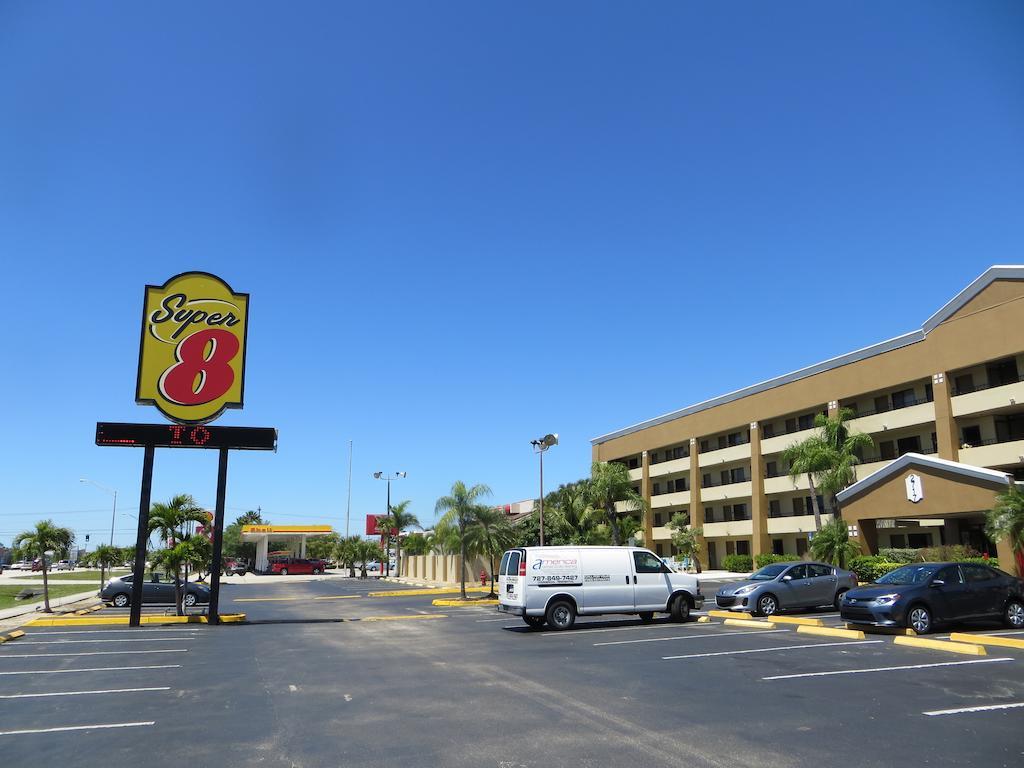 Super 8 By Wyndham Fort Myers Eksteriør bilde